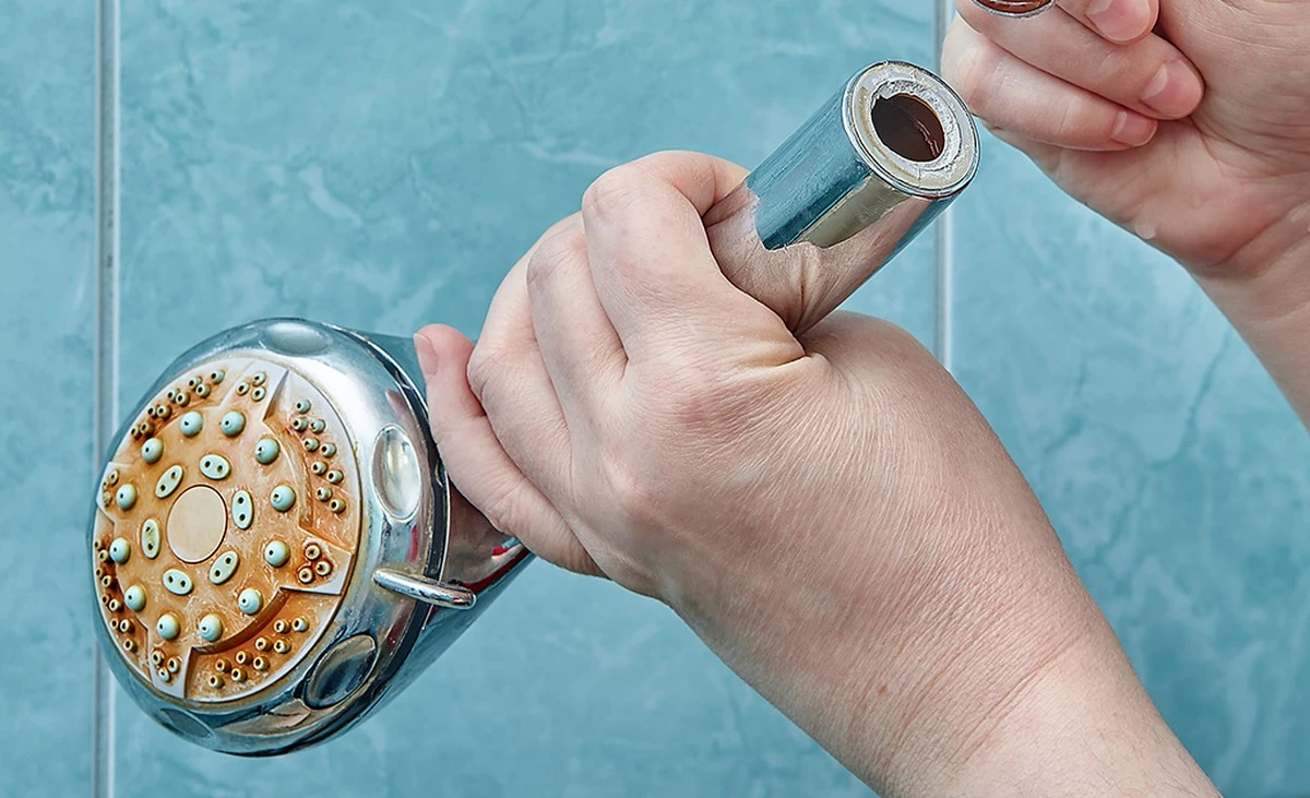 El chorro débil de la ducha se revivirá con este truco de vinagre - image 1