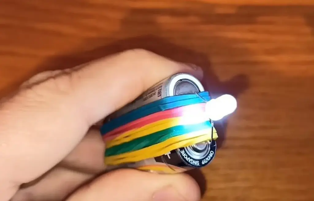 El electricista revela el truco de un linterna eterna con 2 pilas que te salva en cortes de luz