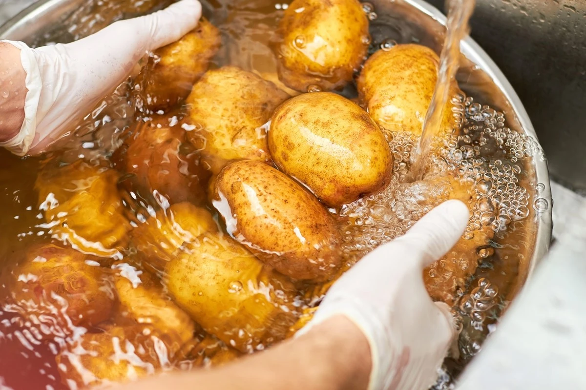 El líquido que tiras cada día podría revolucionar tu limpieza, ¡y ya lo tienes en casa! - image 1