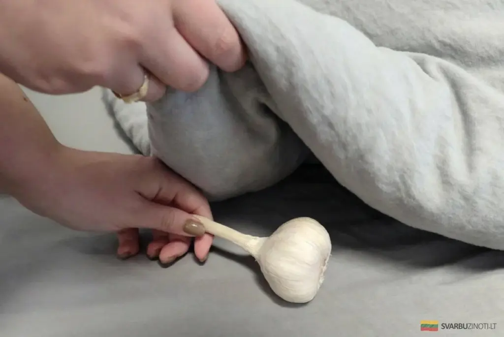 El secreto del ajo bajo la almohada: un truco ancestral para un sueño profundo y salud renovada