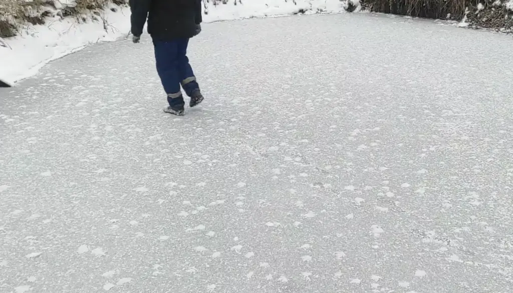 El secreto de las suelas antideslizantes: 2 trucos que transforman tu calzado este invierno