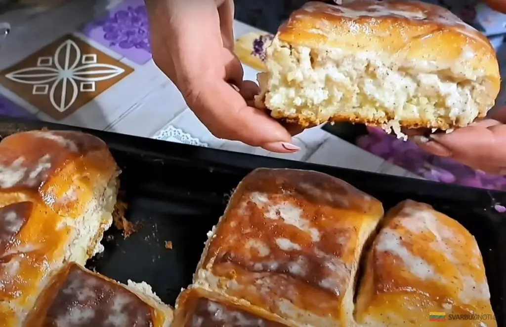 El secreto de los bollos esponjosos: un toque de crema agria que los hace irresistibles