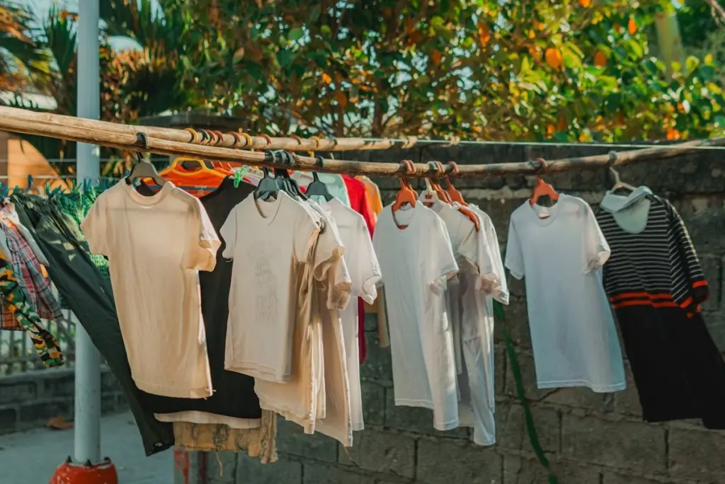 El secreto para que la ropa de color luzca impecable: el método que elimina manchas de sudor y desodorante al 100%