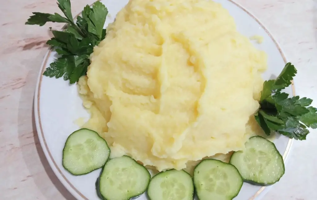 El secreto para un puré de patatas esponjoso: Un ingrediente inesperado al final