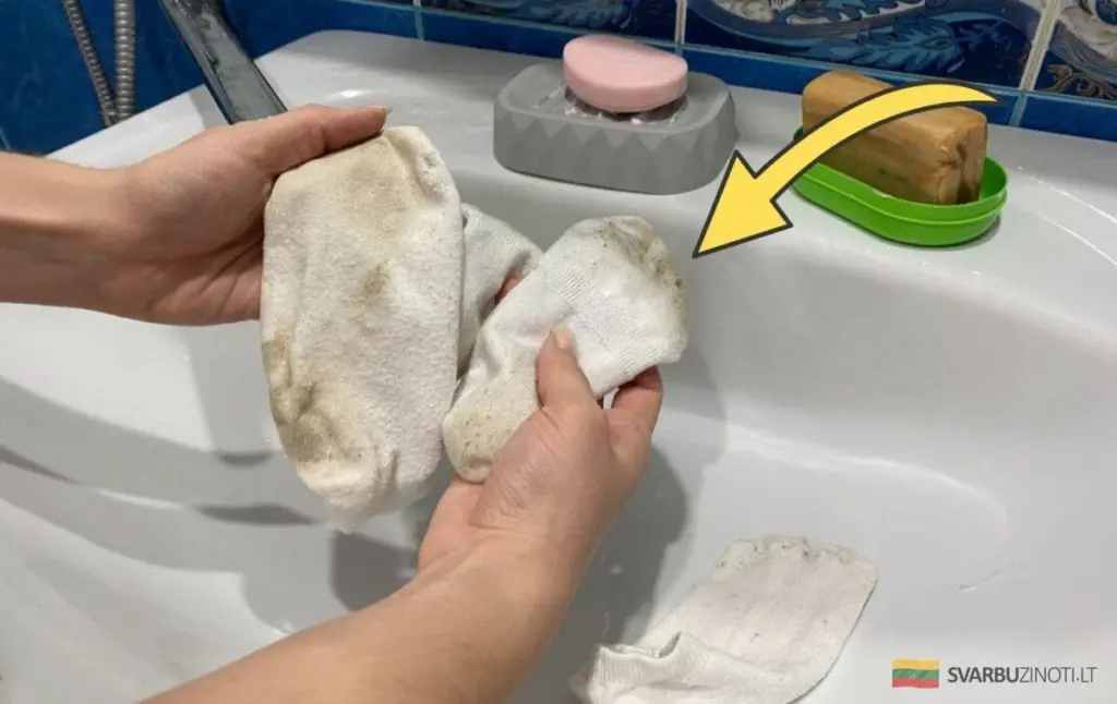 El truco casero para dejar tus calcetines blancos como la nieve: solo necesitas dos ingredientes