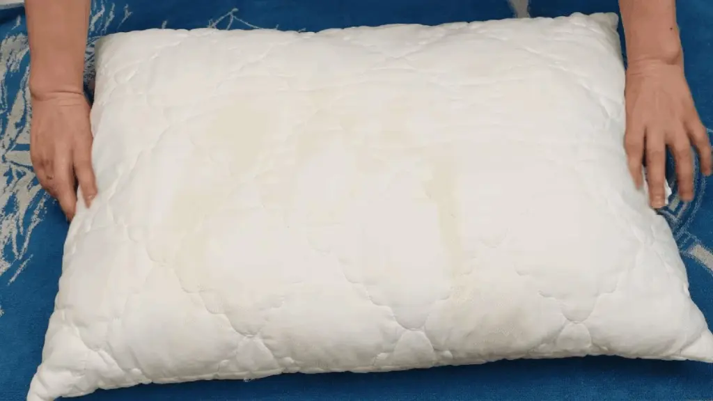 El truco casero para cojines amarillos: revivirlos sin remojarlos