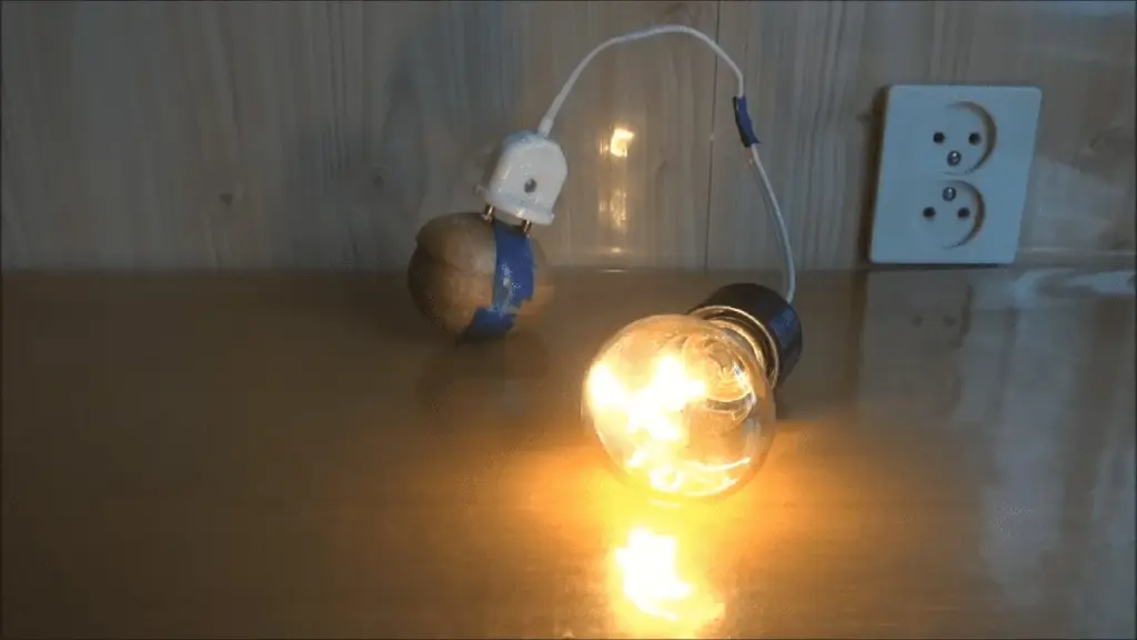 El truco casero que ilumina tu hogar con una patata y papel de aluminio