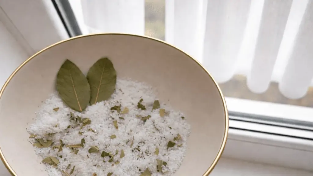 El truco casero que elimina el vaho de tus ventanas: sal y laurel