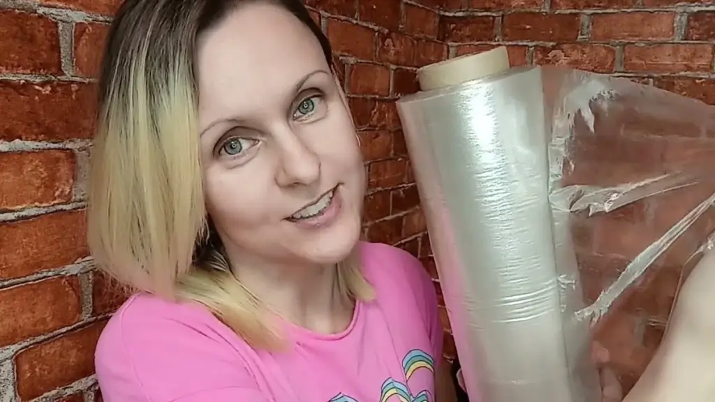 El truco centenario de la cocina antiadherente: Cómo el film transparente revoluciona tu limpieza