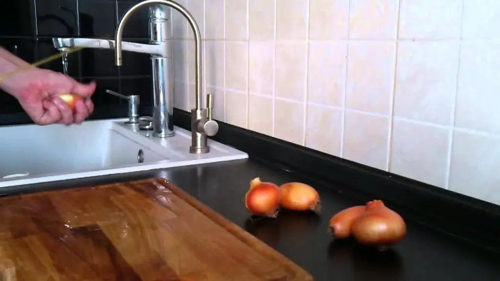 El truco de 20 minutos para cortar cebolla sin llorar: chefs con 38 años de experiencia lo revelan