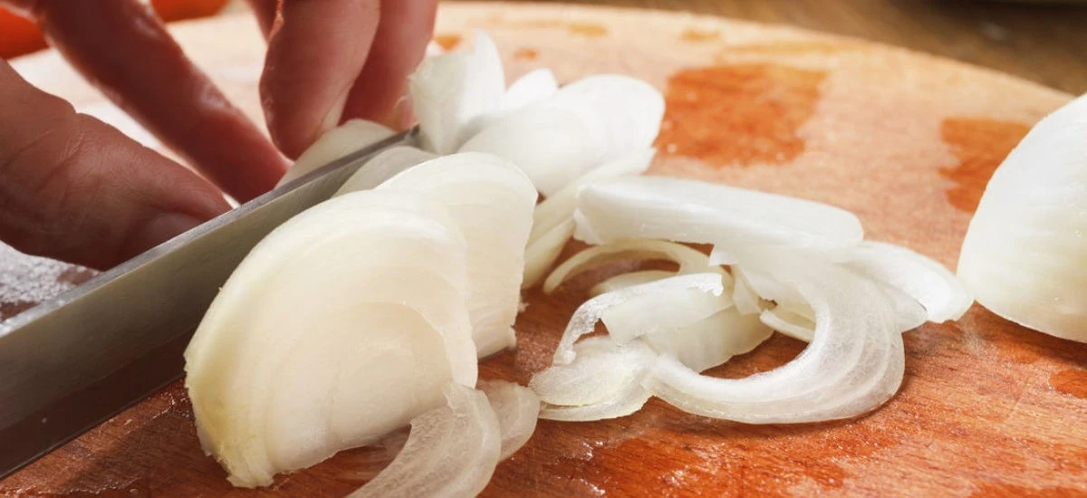 El truco de 20 minutos para cortar cebolla sin llorar: chefs con 38 años de experiencia lo revelan - image 1