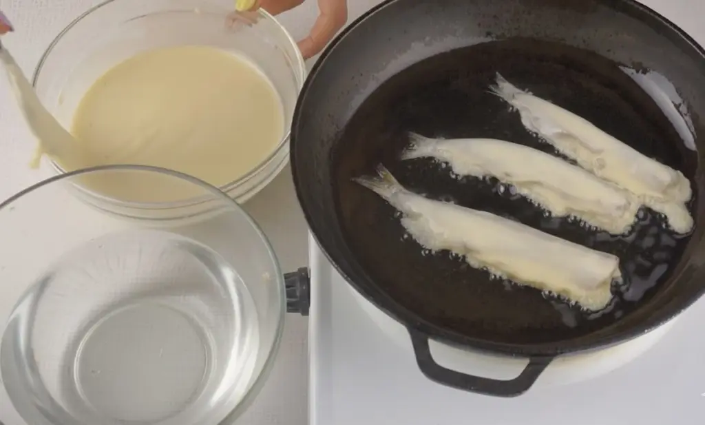 El truco definitivo para freír pescado sin que la cocina huela a fritanga