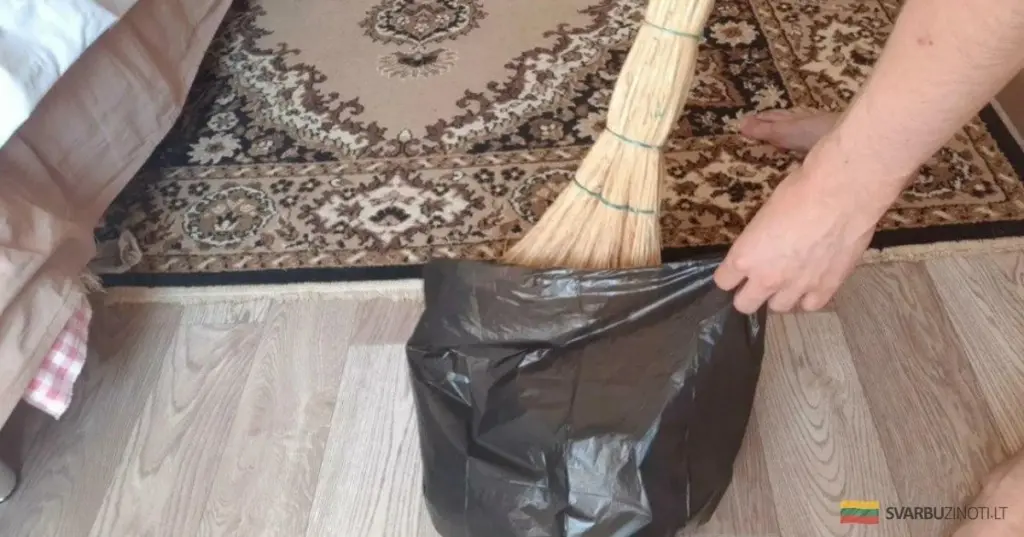 El truco de la abuela: cómo una simple bolsa transforma tu escoba y revoluciona la limpieza