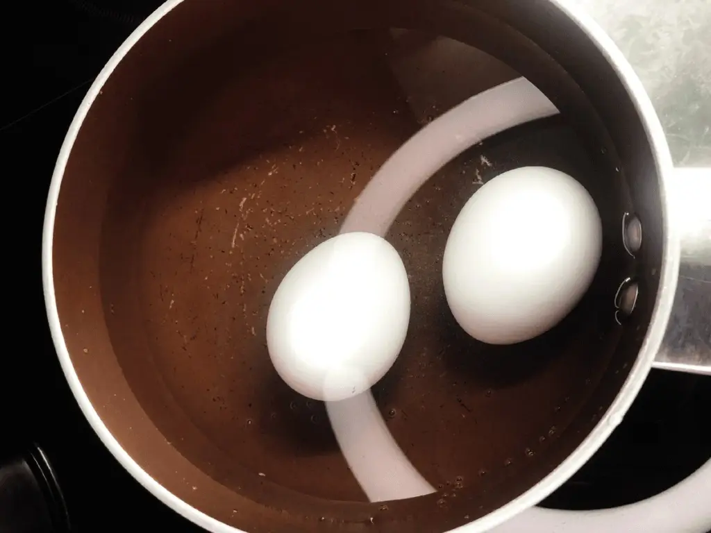 El truco de la abuela que nadie cuenta: por qué es un error enfriar los huevos cocidos con agua fría