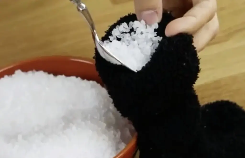 El truco de la abuela para eliminar el vaho de las ventanas con solo un calcetín y sal