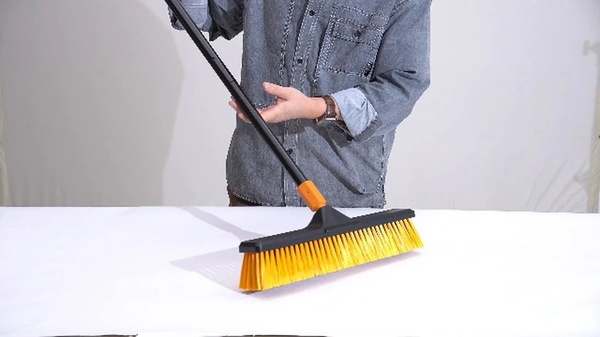 El truco de la abuela: cómo una simple bolsa transforma tu escoba y revoluciona la limpieza - image 1