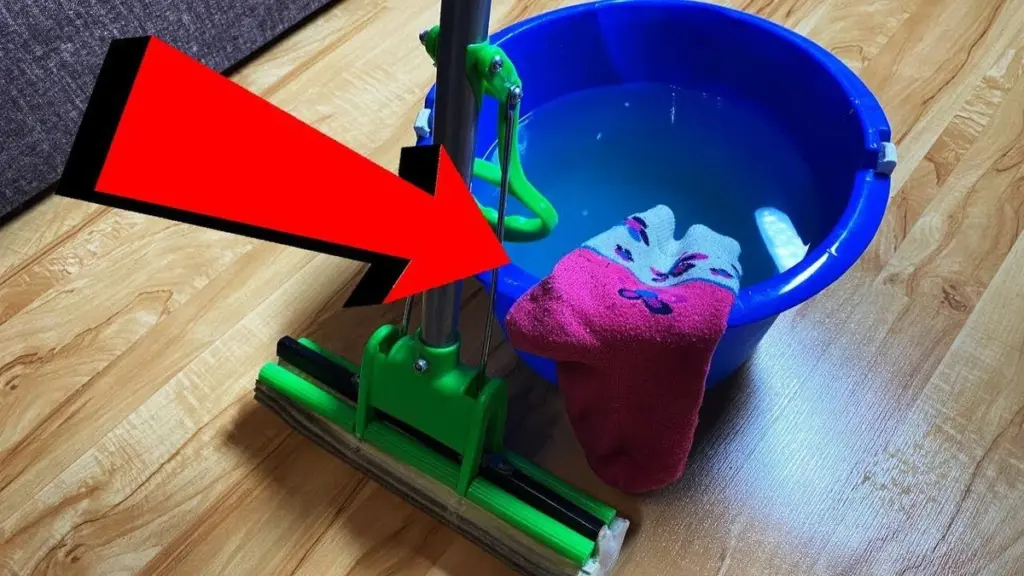 El truco de las viejas calcetines que deja el suelo impecable