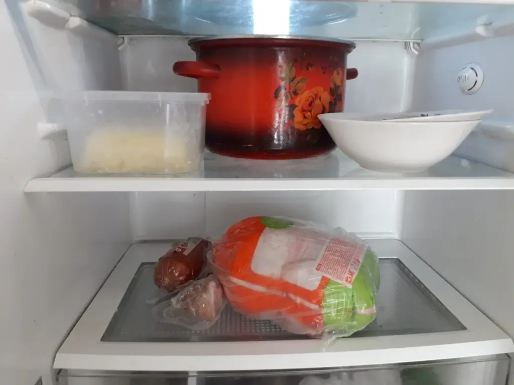 El truco del café que elimina olores persistentes del refrigerador en 3 semanas