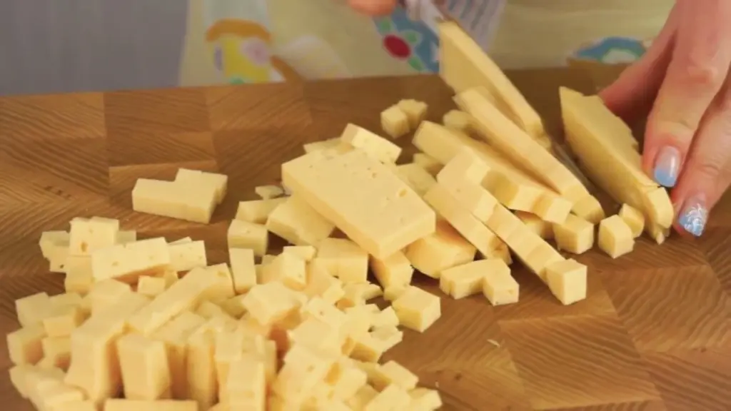 El truco de los chefs: por qué calentar el cuchillo antes de cortar queso o pastel cambia todo