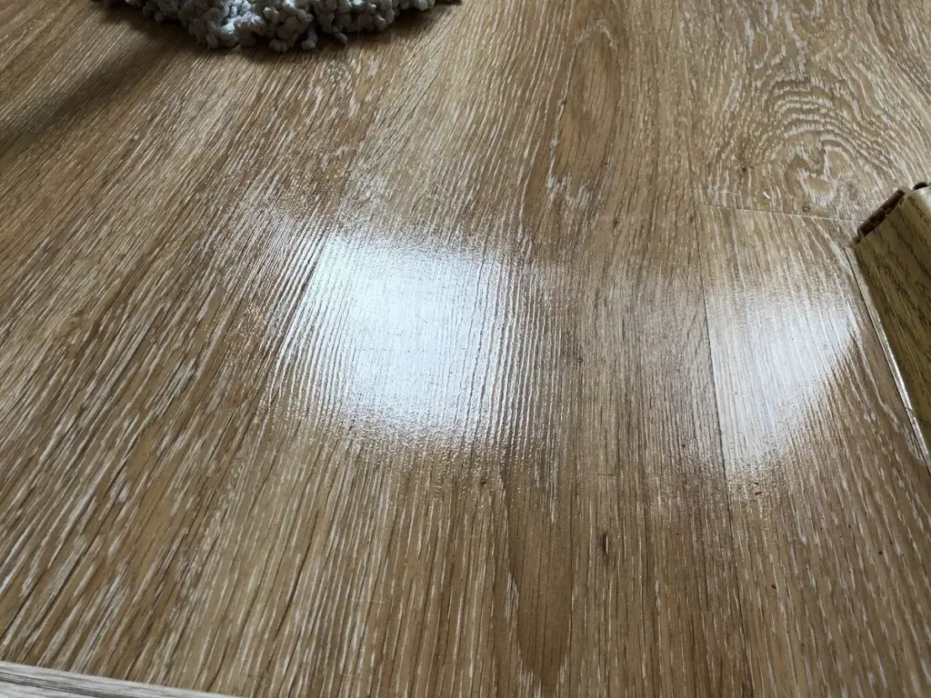 El truco del suavizante de ropa para un suelo impecable por semanas