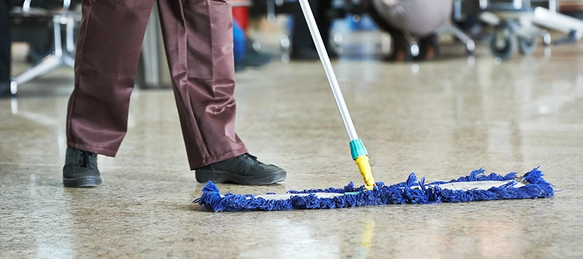 El truco del suavizante de ropa para un suelo impecable por semanas - image 1