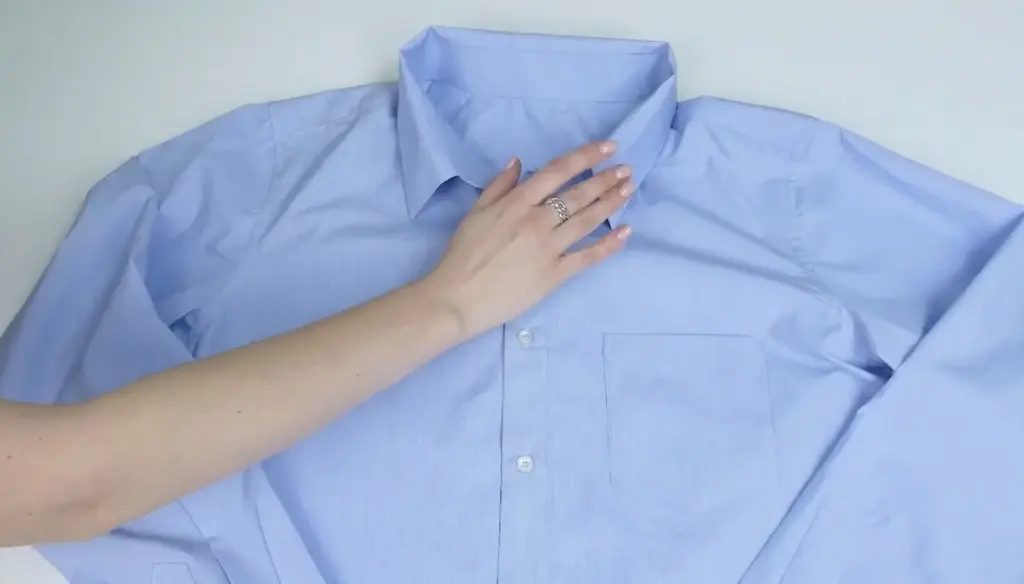 El truco del vapor: cómo una camisa arrugada se alisa mientras te duchas