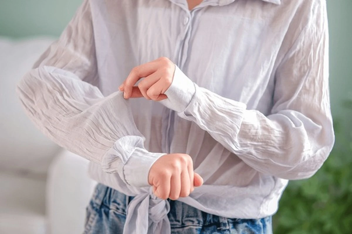 El truco del vapor: cómo una camisa arrugada se alisa mientras te duchas - image 1