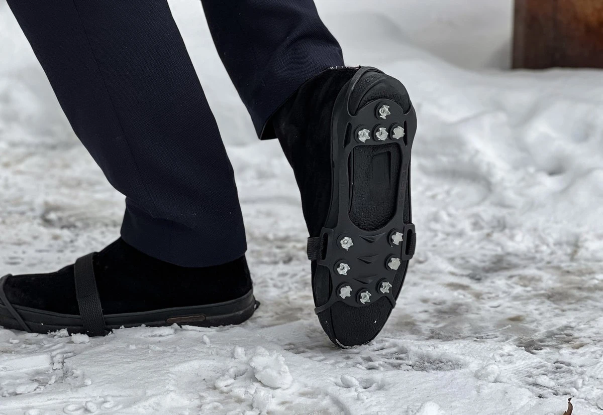 El truco de mi abuelo para no resbalar en el hielo: con solo 1 objeto casero, camino segura como en goma - image 1