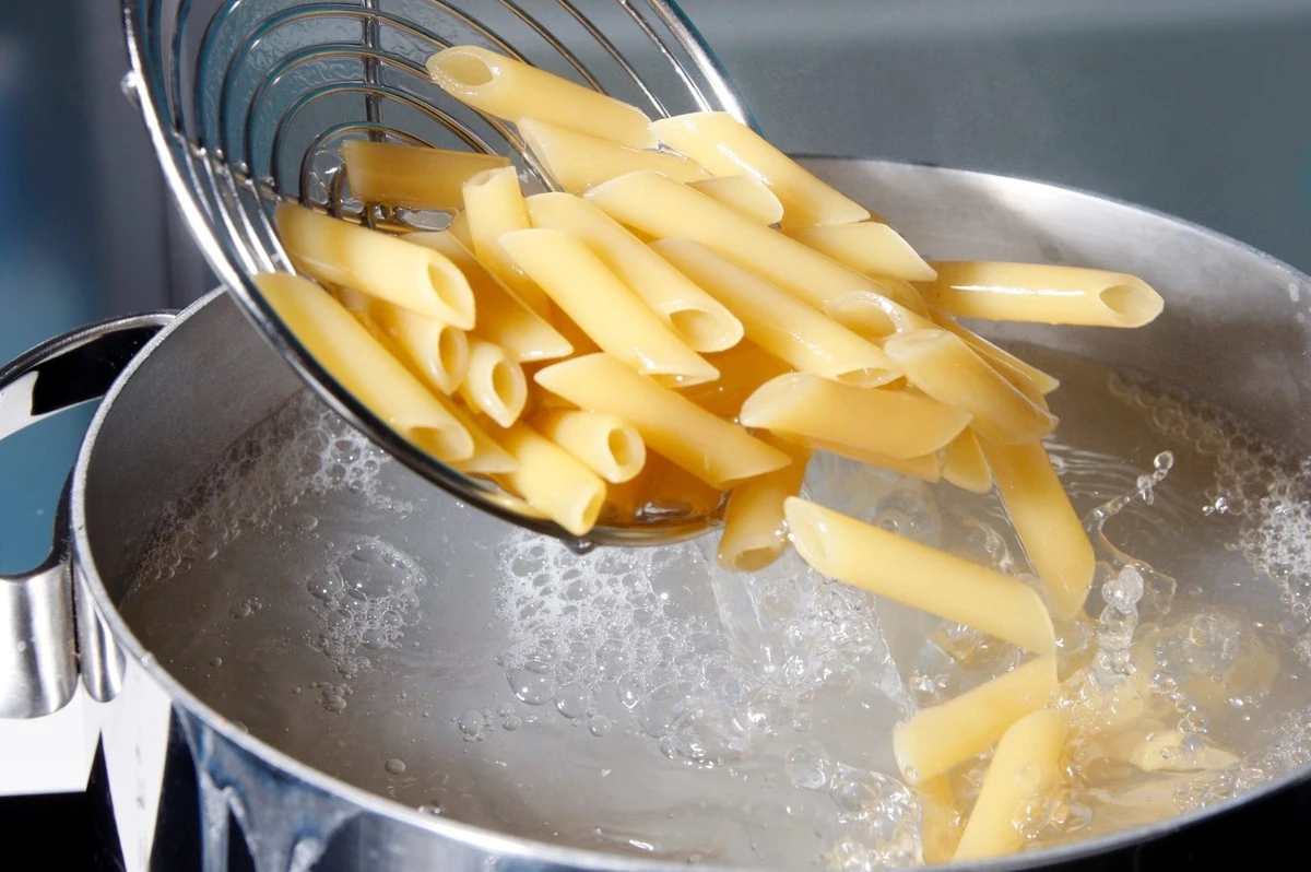 El truco infalible para saber si la pasta se pegará: la cifra clave en el paquete - image 1