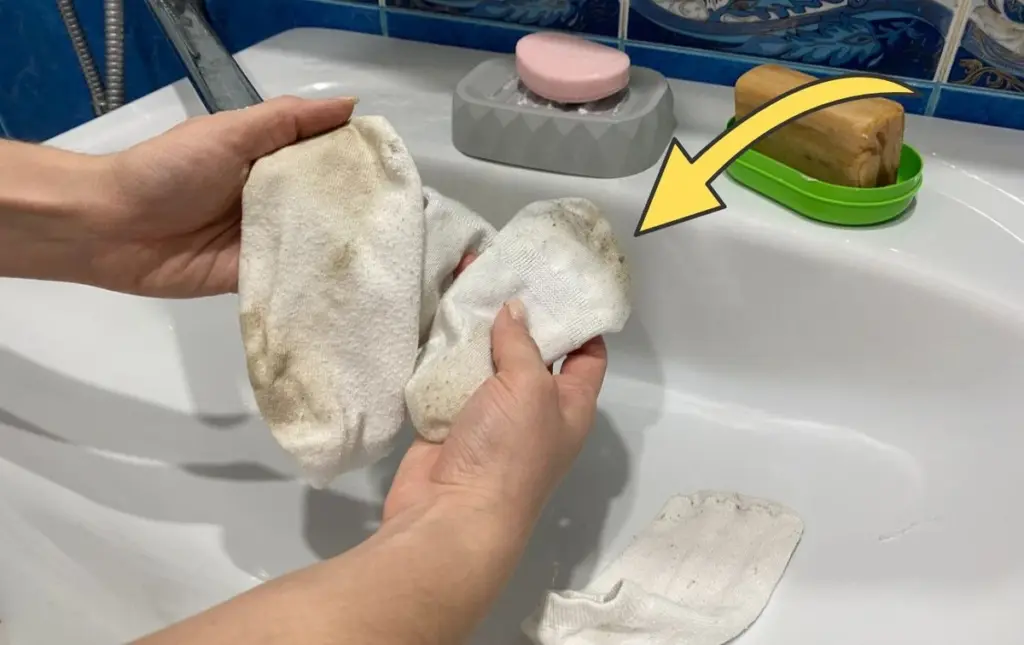 El truco secreto con agua oxigenada y jabón blanco para calcetines blancos impecables