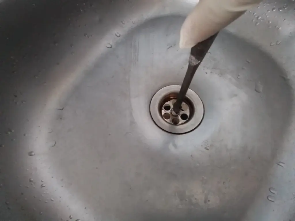 El truco viral para desatascar tuberías falla el 90% de las veces: el error que casi todos cometen