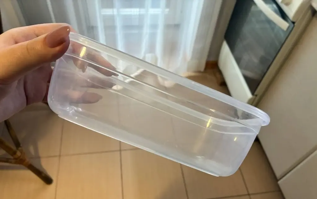 El truco viral: Usa ese viejo táper de plástico como organizador de carga