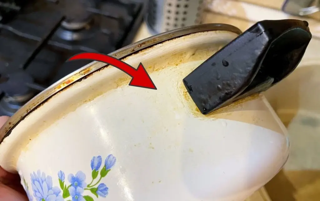 El viejo cazo esmaltado brilla como nuevo: 2 cucharadas de algo que todos tiran eliminan la grasa quemada