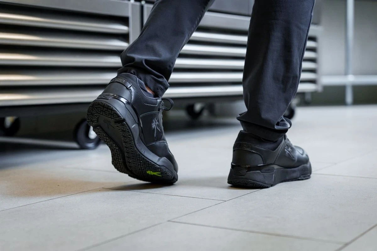 Evita resbalones: trucos caseros para hacer tus zapatos antideslizantes - image 1