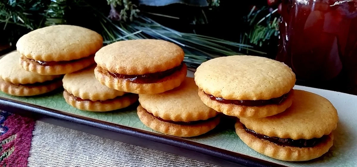 Galletas caseras de la abuela con mermelada y rollitos de vainilla que te transportarán a tu infancia - image 1