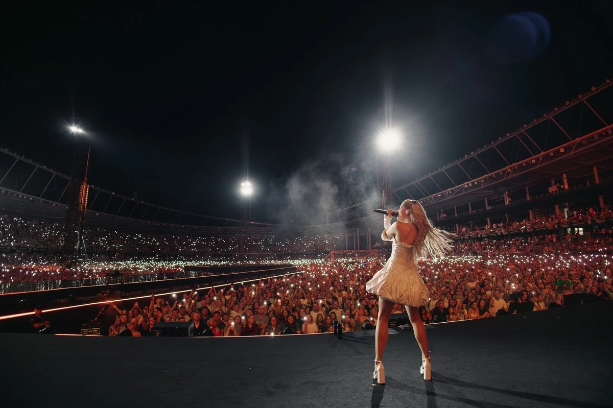 Jessica Shy deslumbra a miles bajo las estrellas en su mayor concierto al aire libre - image 1