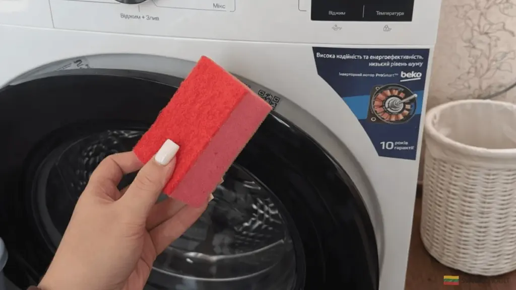 La esponja de cocina en tu lavadora: el truco viral que elimina las pelusas de tu ropa