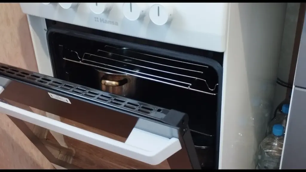 La grasa rebelde desaparece de tu horno con solo 1.5 cucharadas: un truco casero que sí funciona