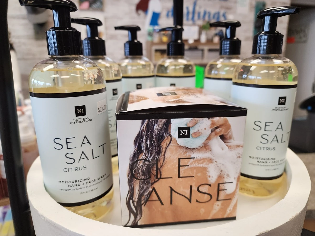 Lava tu rostro con sal marina: la rutina secreta para una piel firme y juvenil - image 1