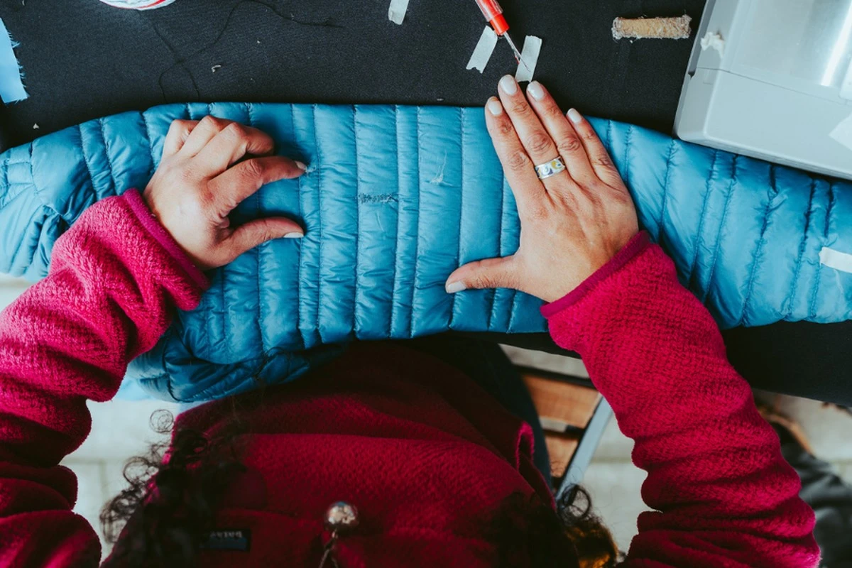No laves tu chaqueta de plumas: este truco la deja como nueva en minutos - image 1