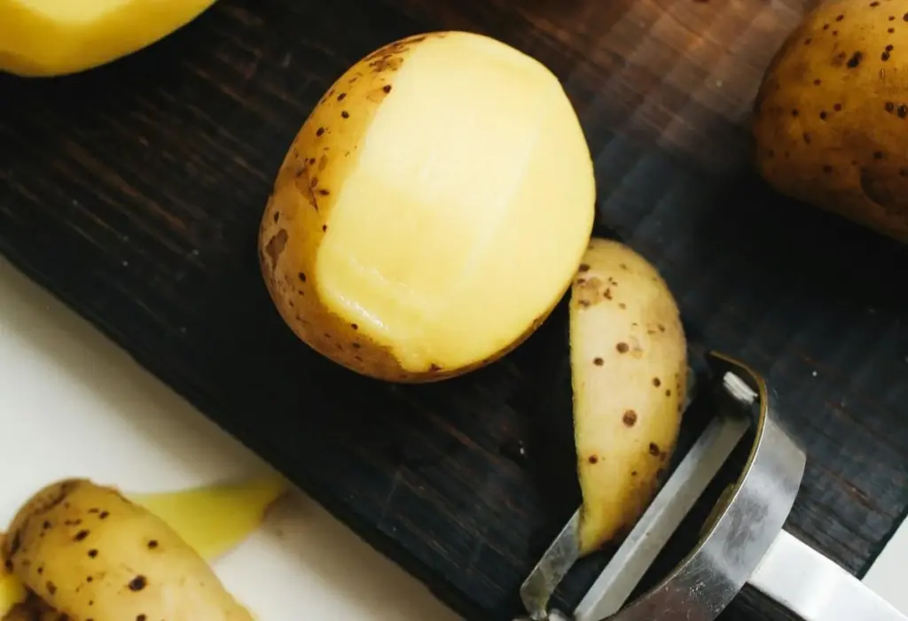 No tires la cáscara de patata: te salvará de muchos problemas en la cocina