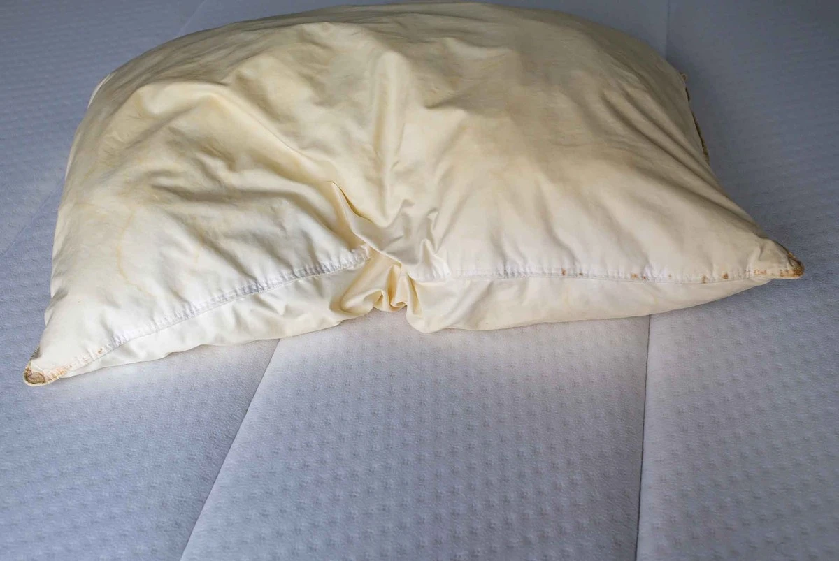 No tires tu almohada amarillenta: la solución casera para devolverle el blanco total - image 1