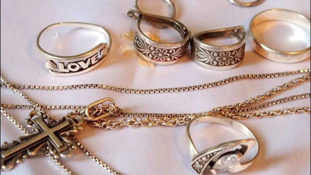 Olvida los limpiadores caros: así devuelves el brillo a tu plata con bicarbonato y papel de aluminio