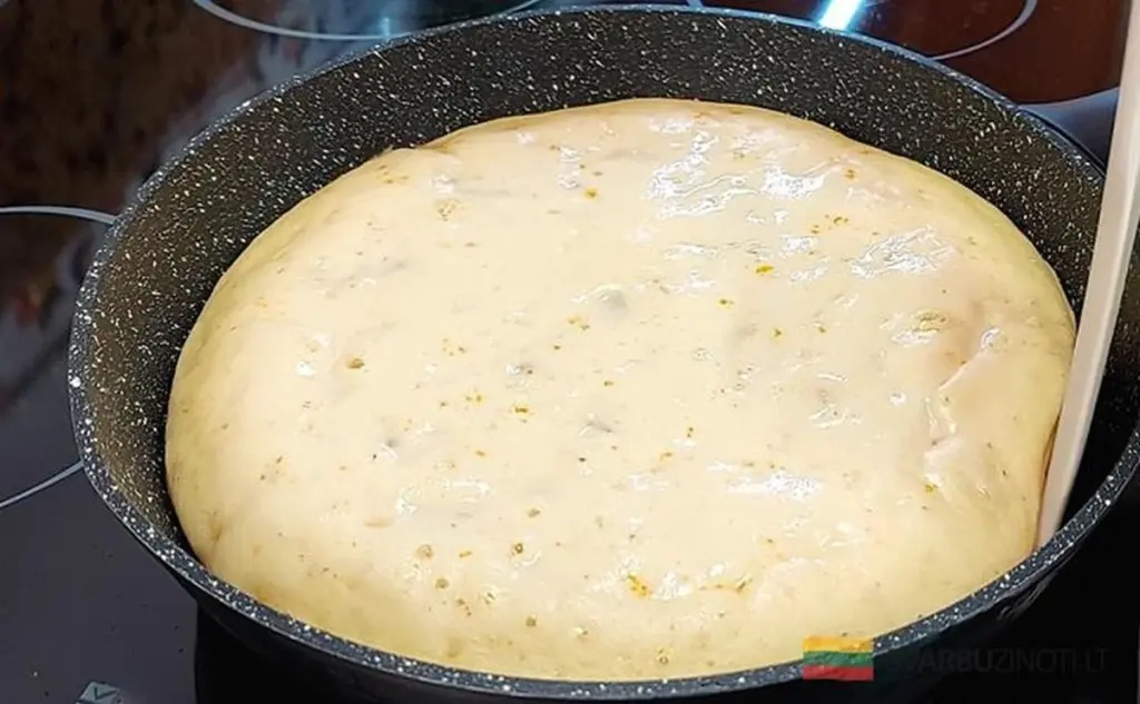 Pastel rápido de carne en sartén: olvídate de amasar con esta masa líquida