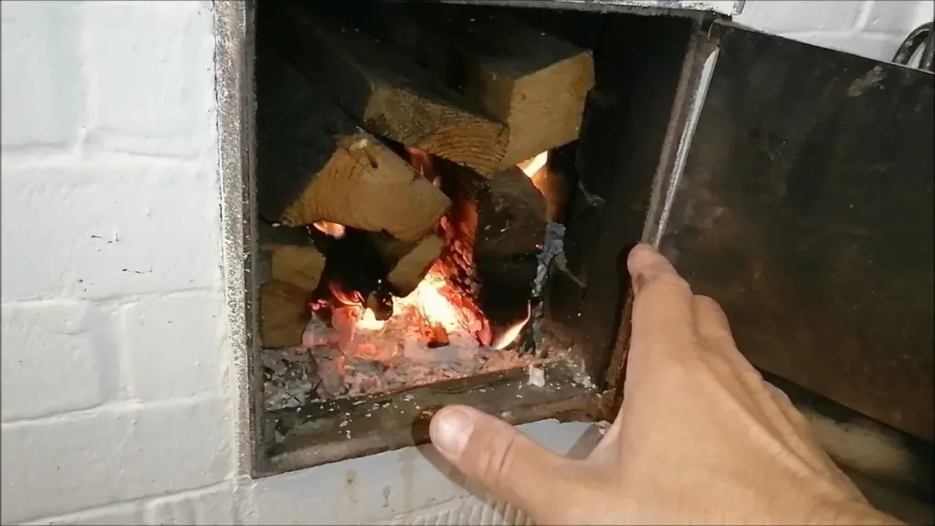 Por qué apilar la leña así extiende el calor de tu chimenea por 2 horas más