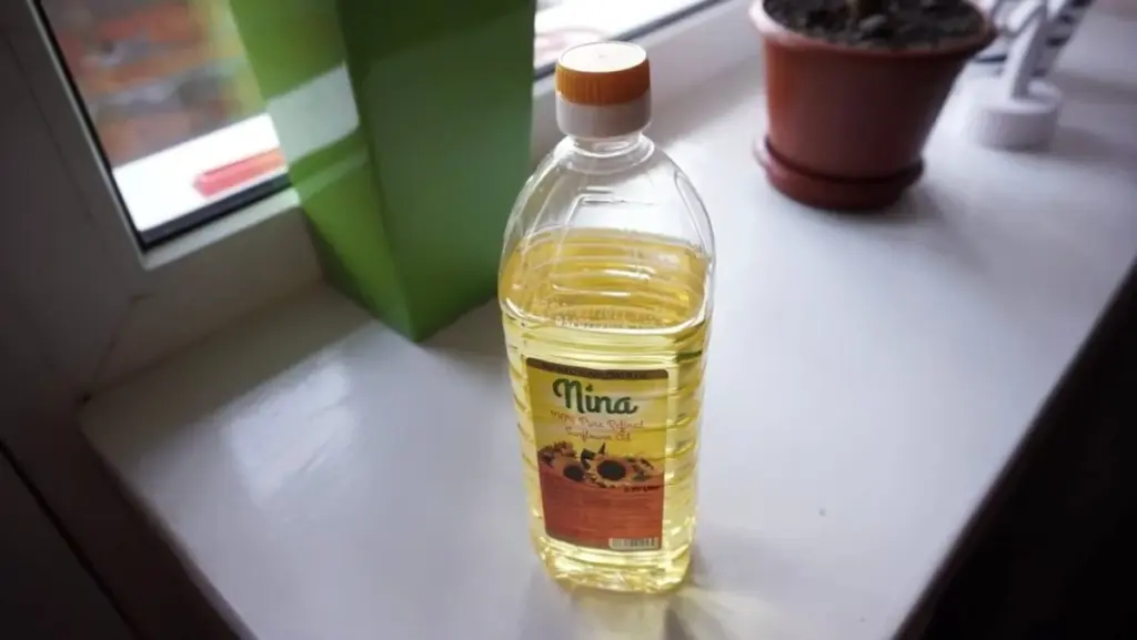 Por qué las botellas de aceite tienen esas pequeñas muescas: el truco que las expertas usan en tu cocina