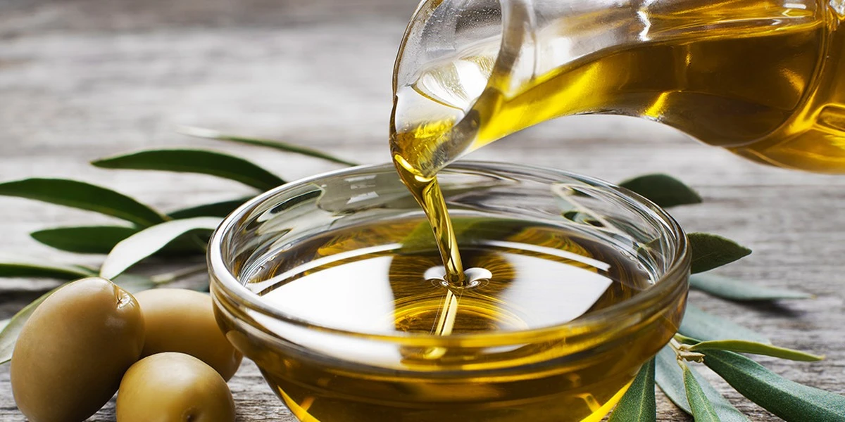 Por qué las botellas de aceite tienen esas pequeñas muescas: el truco que las expertas usan en tu cocina - image 1