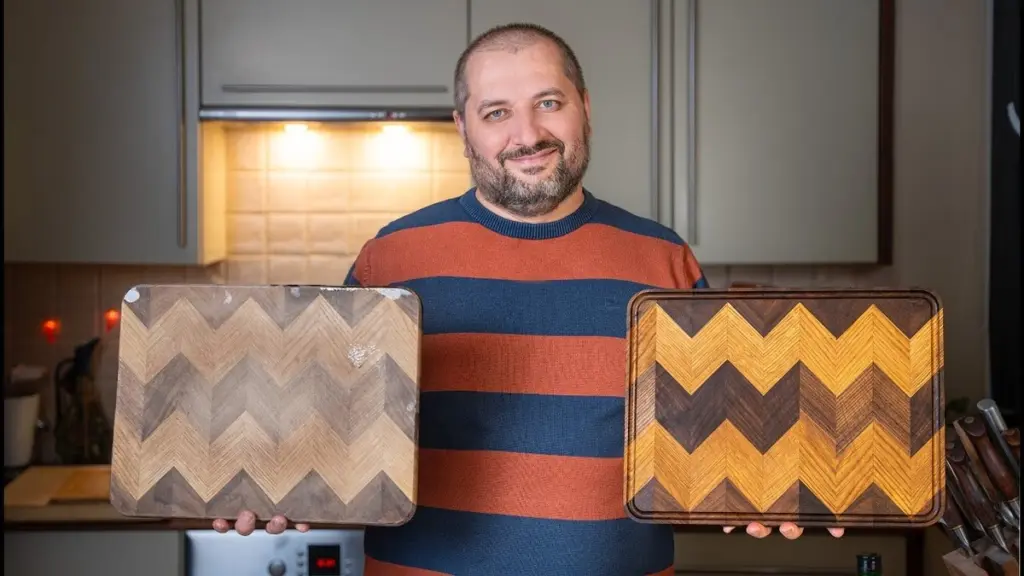 Por qué los cocineros expertos ponen un paño húmedo bajo la tabla de cortar