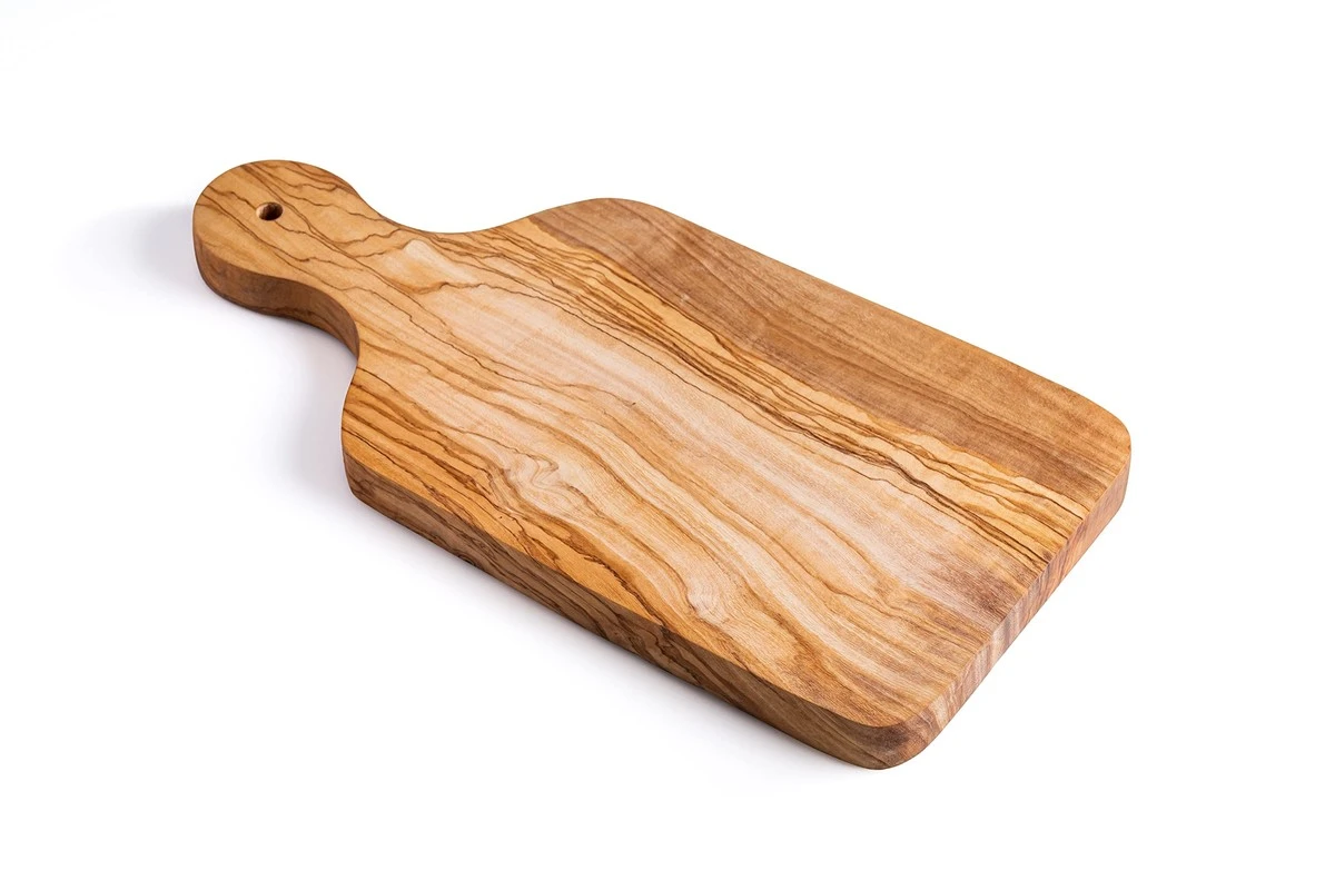 Por qué los cocineros expertos ponen un paño húmedo bajo la tabla de cortar - image 1