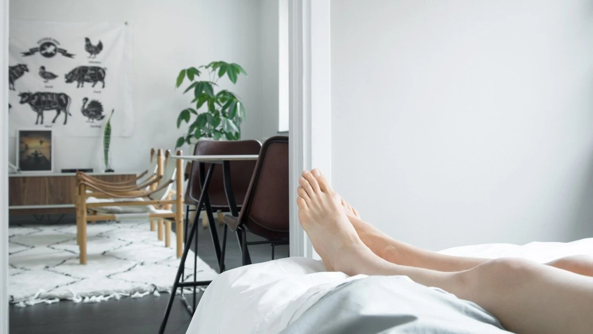 ¿Por qué nunca debes dormir con los pies apuntando a la puerta? Una superstición de 100 años de antigüedad que debes conocer - image 1